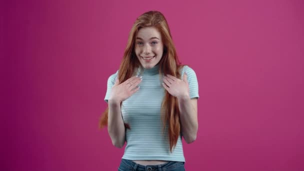 若いカリスマ性のある赤毛は褒め言葉に圧倒されます,驚き1は、彼女の胸にその後彼女の頬に彼女の手を上げ、思慮深く上を向いて恥じています,青いカジュアルなtで — ストック動画