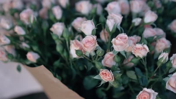 Luxe floristische compositie met wazig voorgrond kopieerruimte. Enorme boeket rode rozen. Prachtige bloemen close-up — Stockvideo