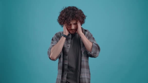 El joven cansado y estresado se masajea la frente con ambas manos, frunce el ceño y respira cansado. Aislado sobre fondo negro, Concepto de vida. Emociones de la gente. Retrato 4k — Vídeos de Stock