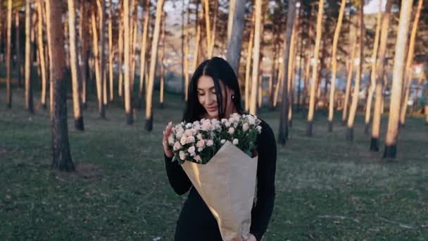 새로 약혼 한그 젊은 여자는 남자 친구에게서 받은 꽃들을 손가락으로 가지고 노는데, 그 꽃들은 만족 스러운 냄새를 풍긴다. 자연의 중심에서 분리되어, 해질 때, 로맨틱 한 저녁 식사를 위해, — 비디오