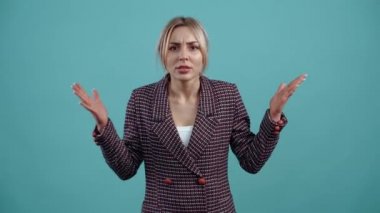 Sinirli ve üzgün genç kadın bağırdı ve el salladı, kesti, hayır. Turkuaz bir arka planda izole edilmiş. Hayat kavramı. İnsanların duyguları işte. Dikey 4k