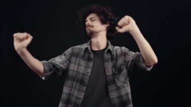 Tebeşir gibi, karizmatik çocuk dansın ritmi altında rahat hareketler sergiliyor. Siyah arka planda izole edilmiş, yaşam kavramı. İnsanların duyguları işte. 4k portre