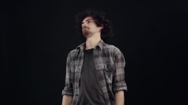 Kendini seven, iki eliyle onu işaret eden ve benzer bir işaret gösteren kendine güvenen genç bir hippinin portresi. Siyah arka planda izole edilmiş, yaşam kavramı. İnsanların duyguları işte. 4k