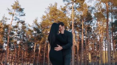 Karizmatik çift, mükemmel, ağaçlarla çevrili çayırlarda izole edilmiş. Genç aşıklar birbirine sarılıyor ve birbirlerine sevgiyle bakıyor. Genç aşıkların yaşam tarzı konsepti