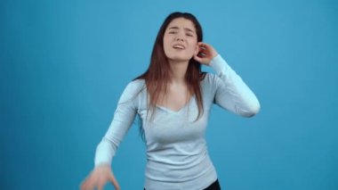 Bir eli kulağında oturan küstah bir kızın portresi ve diğer elinde de çok konuştuğuna dair bir işaret var. Koyu saçlı Asyalı, mavi bluz giymiş, koyu mavi renkte izole edilmiş.