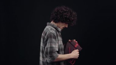 Elinde bir hediye olan bir çocuğun profilini açıyor ve 