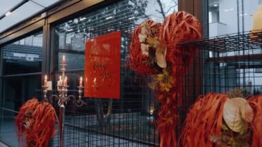 Restoranda evlilik teklifi için romantik dekorasyon, mumlar, kalp şeklinde varsayımlar ve seni seviyorum yazan bir tabela var. Aşk kavramı. 4k portre