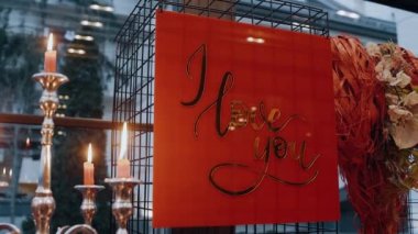 Romantik, kırmızı panelin yakın çerçevesinde 