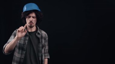 Hayal kırıklığına uğramış ve inatçı hippi çocuk hoşlanmadığının göstergesi olarak başını sallıyor. Siyah arka planda izole edilmiş. Hayat kavramı. İnsanların duyguları işte. 4k portre