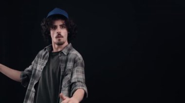 Kafasında mavi şapkası olan hevesli hippi parmağını bir tarafa doğrultup 