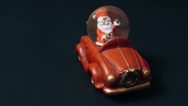Retro Boże Narodzenie z retro Santa w samochodzie retro. Czerwona miniaturowa zabawka, samochód z prezentami. Zabawki dla dzieci, zimowa koncepcja. Boże Narodzenie i Nowy Rok — Wideo stockowe