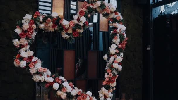El retrato de un enorme corazón construido con rosas blancas, rosadas y rojas. Retrato 4k — Vídeos de Stock