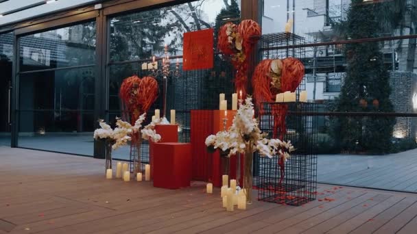 Aşk, mumlarla, çiçeklerle ve kalp şeklindeki süslemelerle yer değiştirdi. Aşk kavramı. 4k portre — Stok video