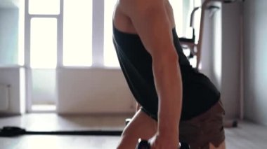 Erkek gövdesinin yakın çerçevesi, profil olarak, 3 kilogram halterle şınav çekerken. Sağlıklı bir yaşam tarzı. Spor konsepti