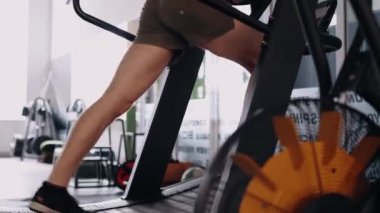 Koşu bandında antrenman yapmadan önce ısınan eğitimli bir sporcunun bacaklarına yakın çekim. Yoğun erkeksi enerji. Sağlıklı bir yaşam tarzı. Spor konsepti