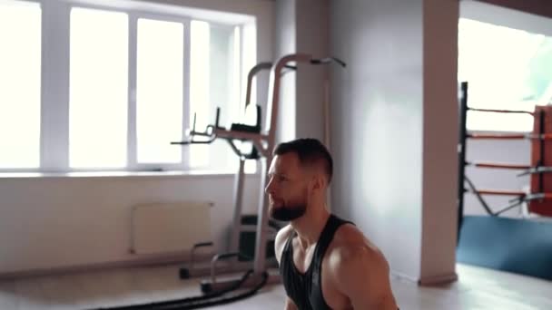 Das enge, das Profil junger muskulöser Aussetzer in einer Turnhalle. Gesunder Lebensstil. Sportkonzept — Stockvideo