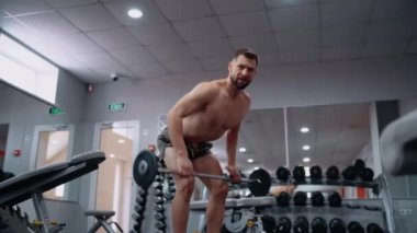 Kaslı, yakışıklı bir adam. Profilden çekiliyor. Barda, spor salonunda kaldırma hareketleri yapıyor. Yoğun erkeksi enerji. Sağlıklı bir yaşam tarzı. Spor konsepti