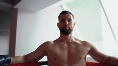 Çıplak göğüslü, kaslı bir adamın portresi. Ciddi ve odaklanmış görünüyor. Yoğun erkeksi enerji. Sağlıklı bir yaşam tarzı. Spor konsepti