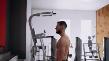 Profilden çekilen mutlu, tatmin olmuş adam tatmin olmuş bir şekilde spor salonunu terk ediyor. Yoğun eğitim. Yoğun erkeksi enerji. Sağlıklı bir yaşam tarzı. Spor konsepti