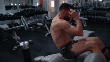 Hırslı vücut geliştirici, gövdenin parçalarını spor salonunda kaldırır. Yoğun erkeksi enerji. Sağlıklı bir yaşam tarzı. Spor konsepti