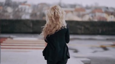 Yüzüne dönüp gülümsemeden önce seksi olan cırtlak makyajlı bir sarışının görüntüsü. Kadın enerjisi. Güzellik endüstrisi. Sanatsal kavram