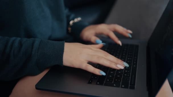 Cerrar marco en cámara lenta de las manos de una mujer de negocios escribiendo en el teclado del ordenador portátil, sentado en casa trabajando en línea, escribiendo ideas. Concepto de trabajo, estudio, ambición. Concepto 4k — Vídeos de Stock