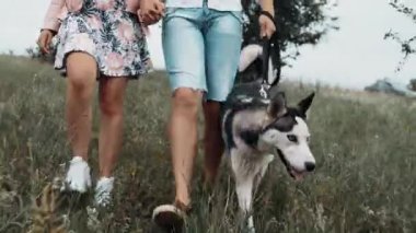 Sabah alacakaranlıkta genç bir çift yavru köpekleriyle yürür. El ele tutuşuyorlar ve birbirlerine çok aşıklar..