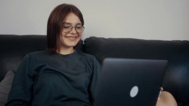 Kızıl saçlı bir kızın evde arkadaşlarıyla mutlu bir şekilde konuştuğu portre. Tartışma bitmiştir ve kız elleriyle veda eder. Koyu yeşil bir bluz giymiş, siyah bir koltukta oturuyor.