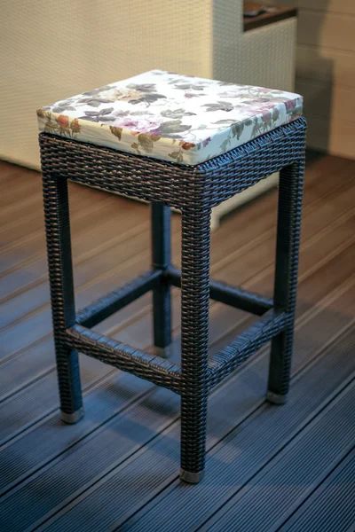 Una sedia di rattan artificiale — Foto Stock
