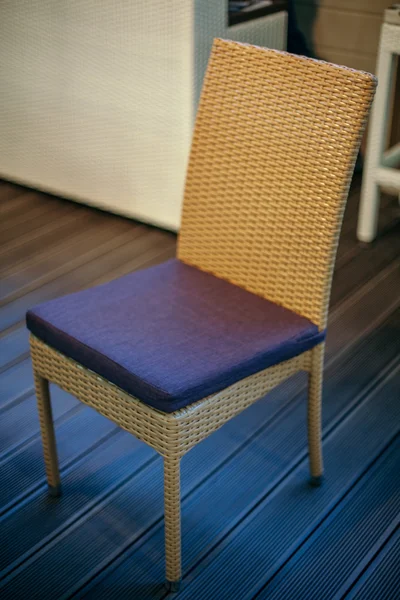 Una silla de ratán artificial — Foto de Stock