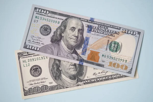 As notas de cem dólares fecham no fundo azul. Notas de 100 dólares americanos — Fotografia de Stock