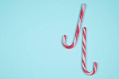 Açık mavi arkaplanda baston şekerler