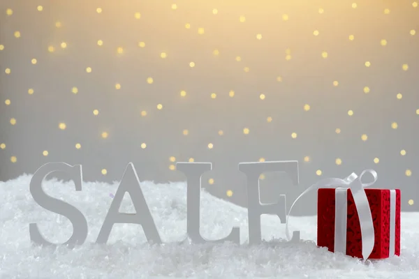 雪の上の赤いギフトボックス。クリスマスセール。Xmasと新年のプロモーション。冬のコンセプト — ストック写真