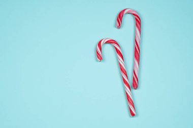 Mavi arka planda Noel şekerleri