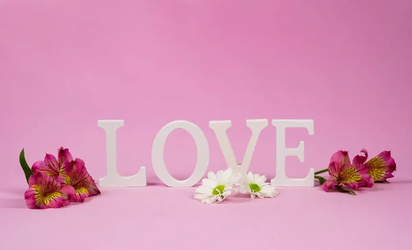 Cartão de São Valentim. Alstroemerias roxas com a palavra amor — Fotografia de Stock