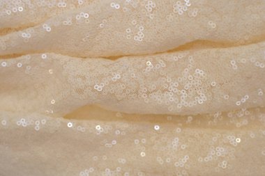 Parlak pullu hafif kumaş.