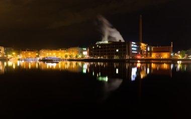 gece şehir. Tampere, Finlandiya.