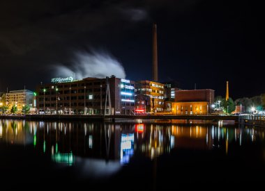 gece şehir. Tampere, Finlandiya.