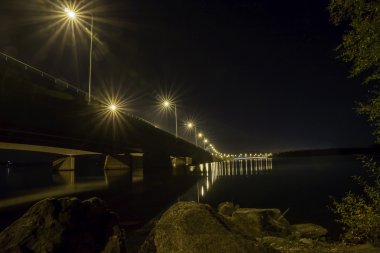 gece köprünün altında. Finlandiya
