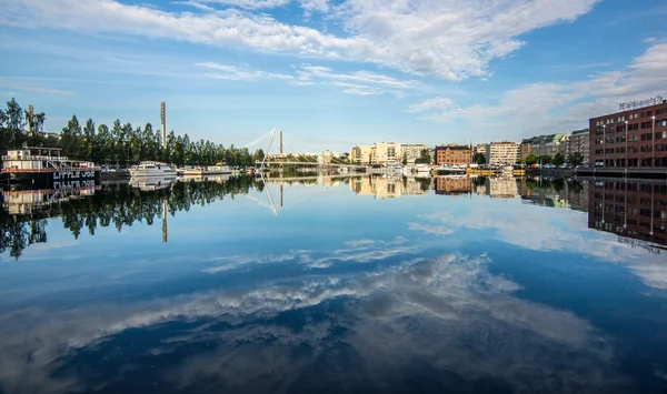 Weerspiegeling in het water van de stad. — Stockfoto