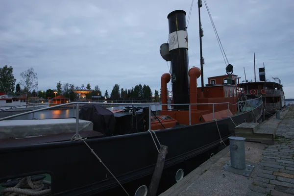 Afgemeerd boot, finland — Stockfoto