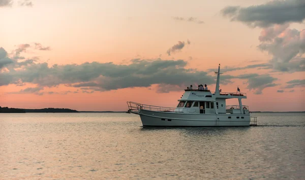 Barco ao pôr do sol, Finlândia . — Fotografia de Stock