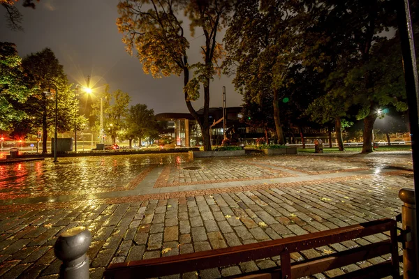 Yağmurlu sonbahar üzerinde cadde kafe. Tampere. Finlandiya.