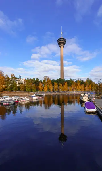 A torre "Nyasineula" cai. Tampere, Finlândia . — Fotografia de Stock