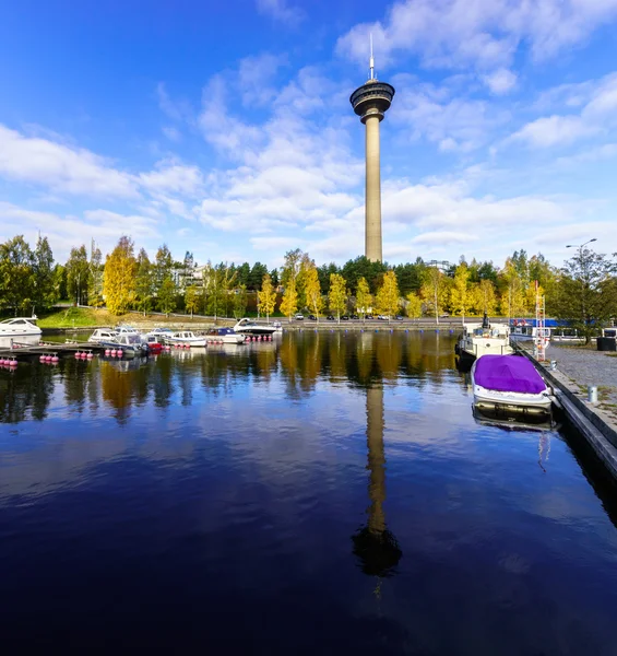 A torre "Nyasineula" cai. Tampere, Finlândia . — Fotografia de Stock