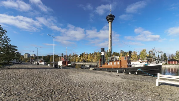 Afgemeerd boot in tampere, finland — Stockfoto