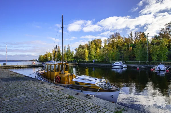 Afgemeerd boot in tampere, finland — Stockfoto