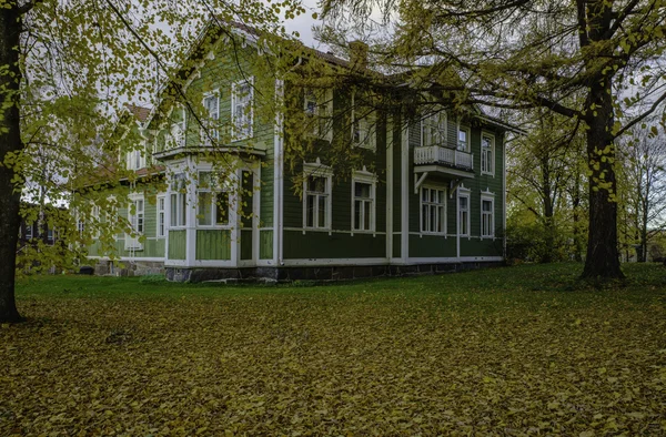 Casa de madeira verde — Fotografia de Stock