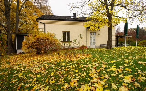 Sonbaharda sokak Cafe.