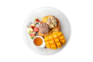 Kırpma Yolu. Ballı tost Mango 'nun beyaz arka planda izole edilmiş dondurma çikolatalı (çikolata parçacıklı) üst görünümü. Ballı tost meyveleri ve şurup..